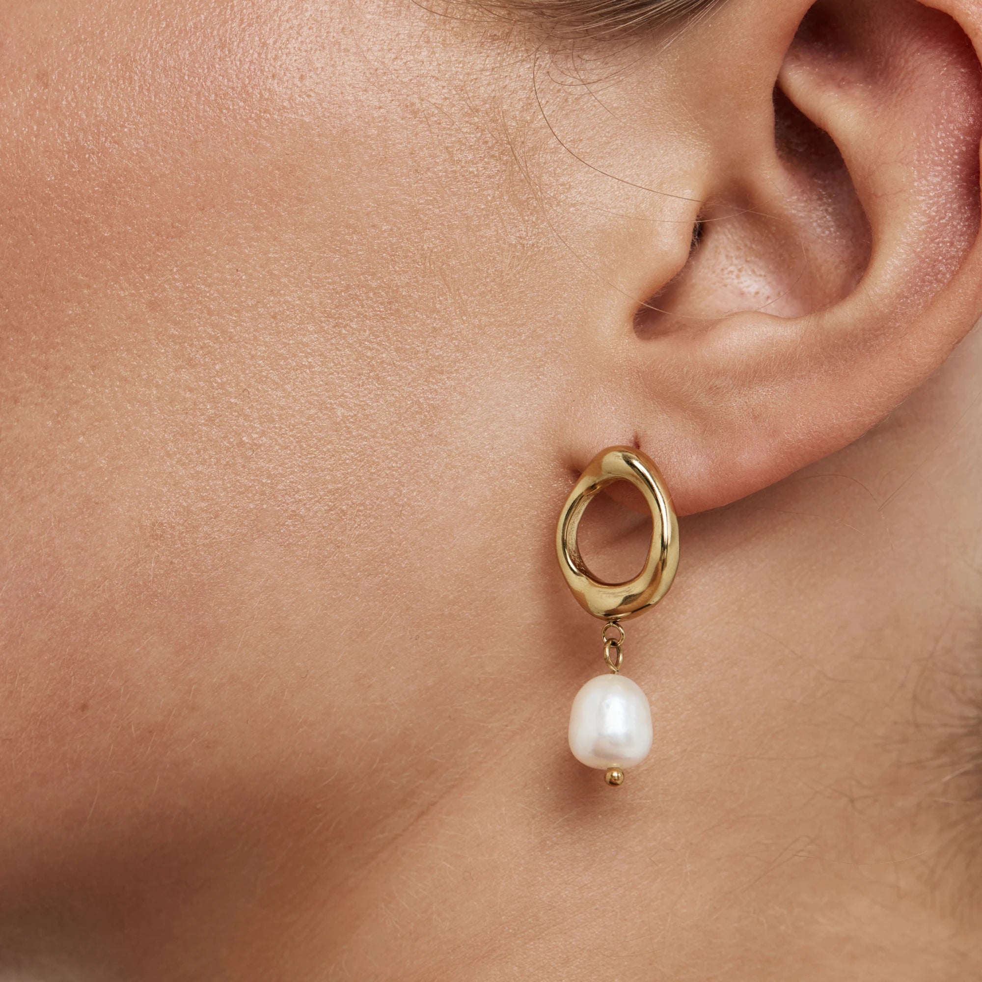 Isla Pearl Hoops